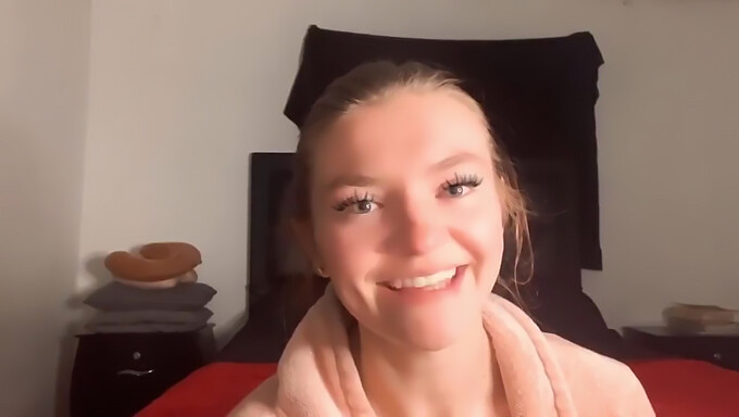 Nærbillede Af En Piges Orgasme Og Beskidt Snak Med En Ung Webcam-Model!