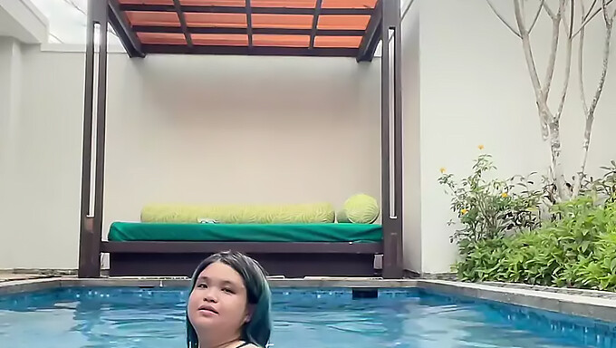 Gadis Asia Berbulu Dalam Bikini