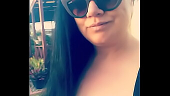 Becky Aux Gros Seins Montre Ses Atouts Naturels Dans Une Vidéo Maison