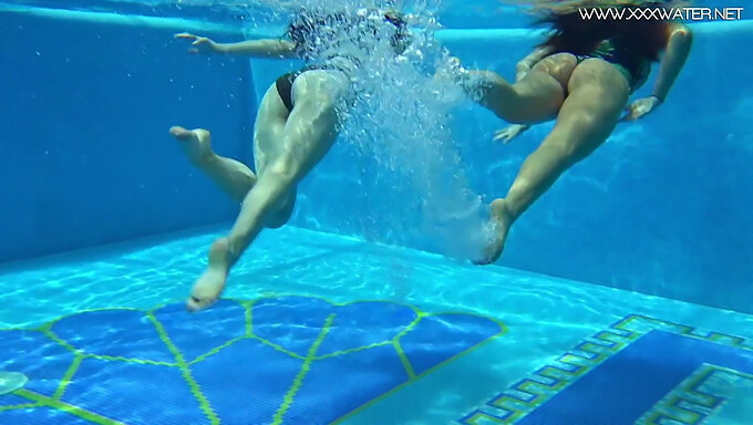 Dos Impresionantes Chicas Latinas, Diana Rius Y Sheril Blossom, Se Entregan A Una Caliente Acción Lésbica Bajo El Agua