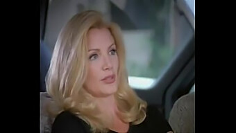 Persembahan Solo Sensual Shannon Tweed Dalam Video Dawn